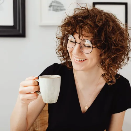 Zahnverfärbungen durch Kaffee, Tee und Rotwein: Wie gezielte Mundpflege neuen Belägen vorbeugen kann
