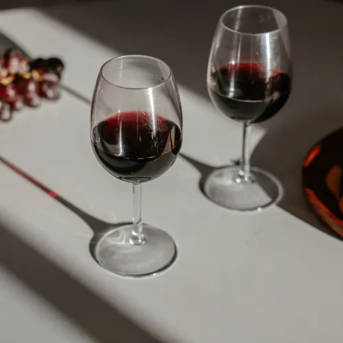 Rotwein ohne Zahnverfärbungen genießen: Sofort-Tipps und vorbeugende Mundpflegeroutinen